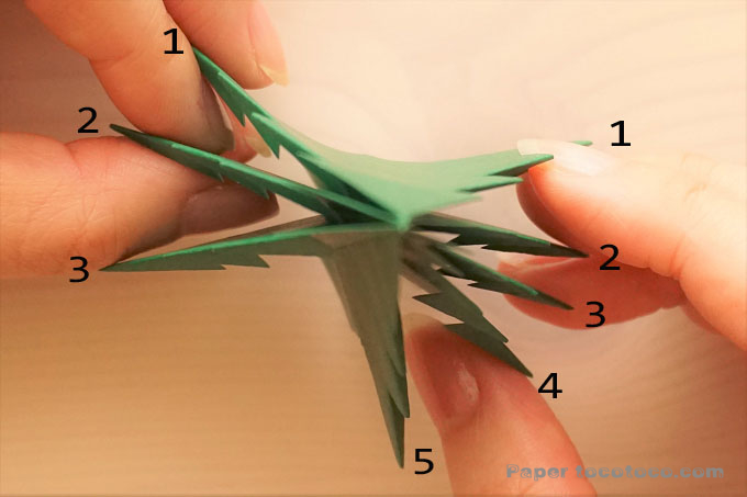 折り紙クリスマスツリーの折り方1